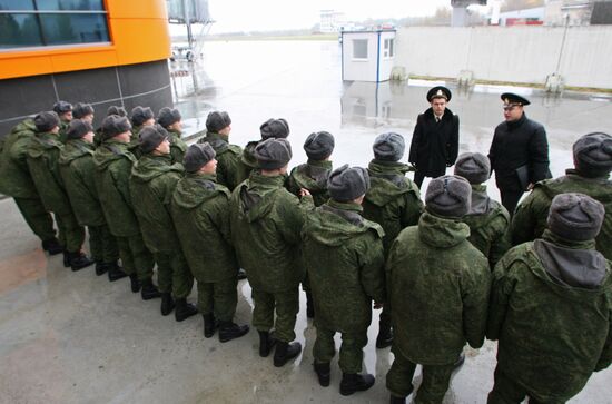 Conscripts arrive in Kaliningrad