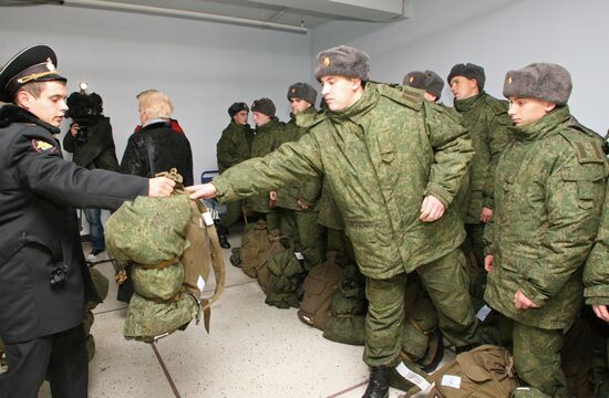 Conscripts arrive in Kaliningrad