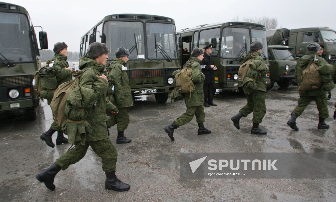 Conscripts arrive in Kaliningrad