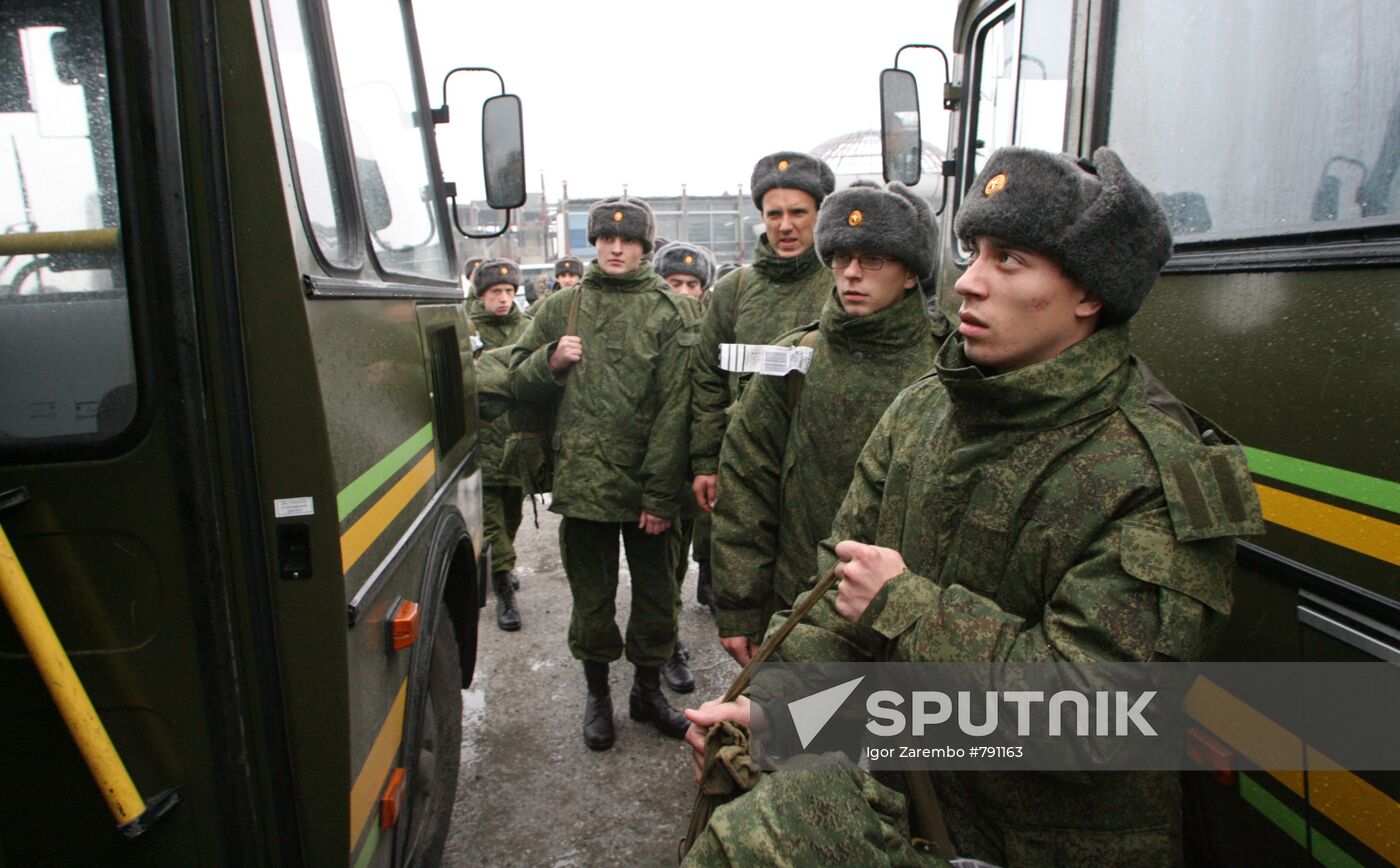 Conscripts arrive in Kaliningrad