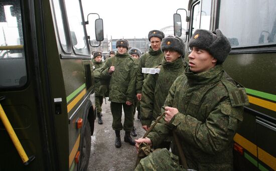 Conscripts arrive in Kaliningrad