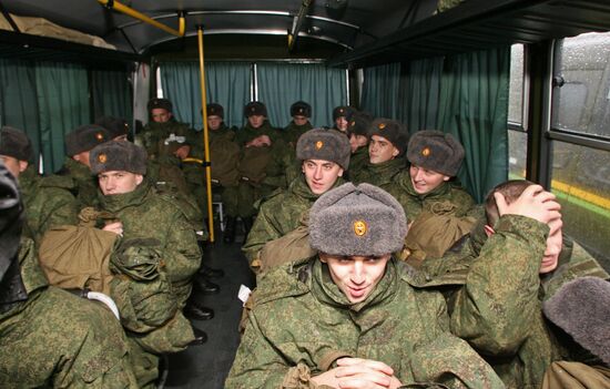Conscripts arrive in Kaliningrad