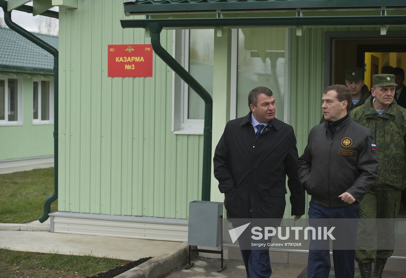 Dmitry Medvedev visits sniper school