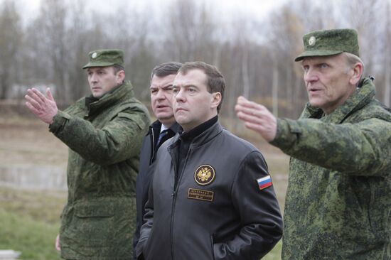 Dmitry Medvedev visits sniper school