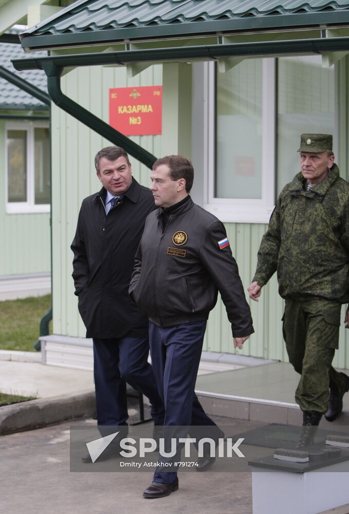 Dmitry Medvedev visits sniper school