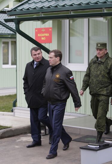 Dmitry Medvedev visits sniper school