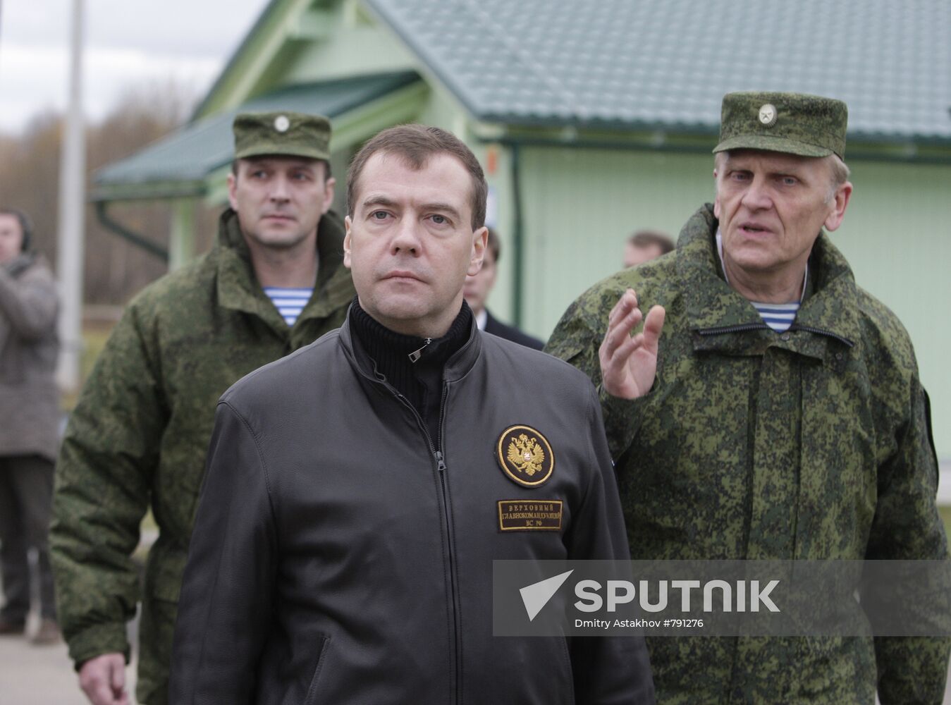 Dmitry Medvedev visits sniper school