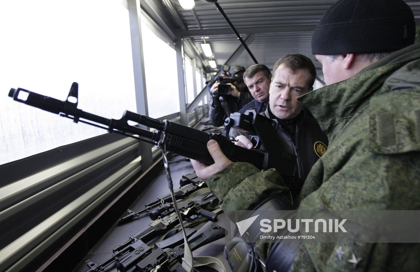 Dmitry Medvedev visits sniper school