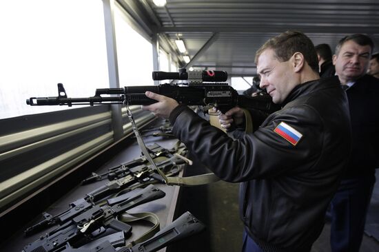 Dmitry Medvedev visits sniper training school