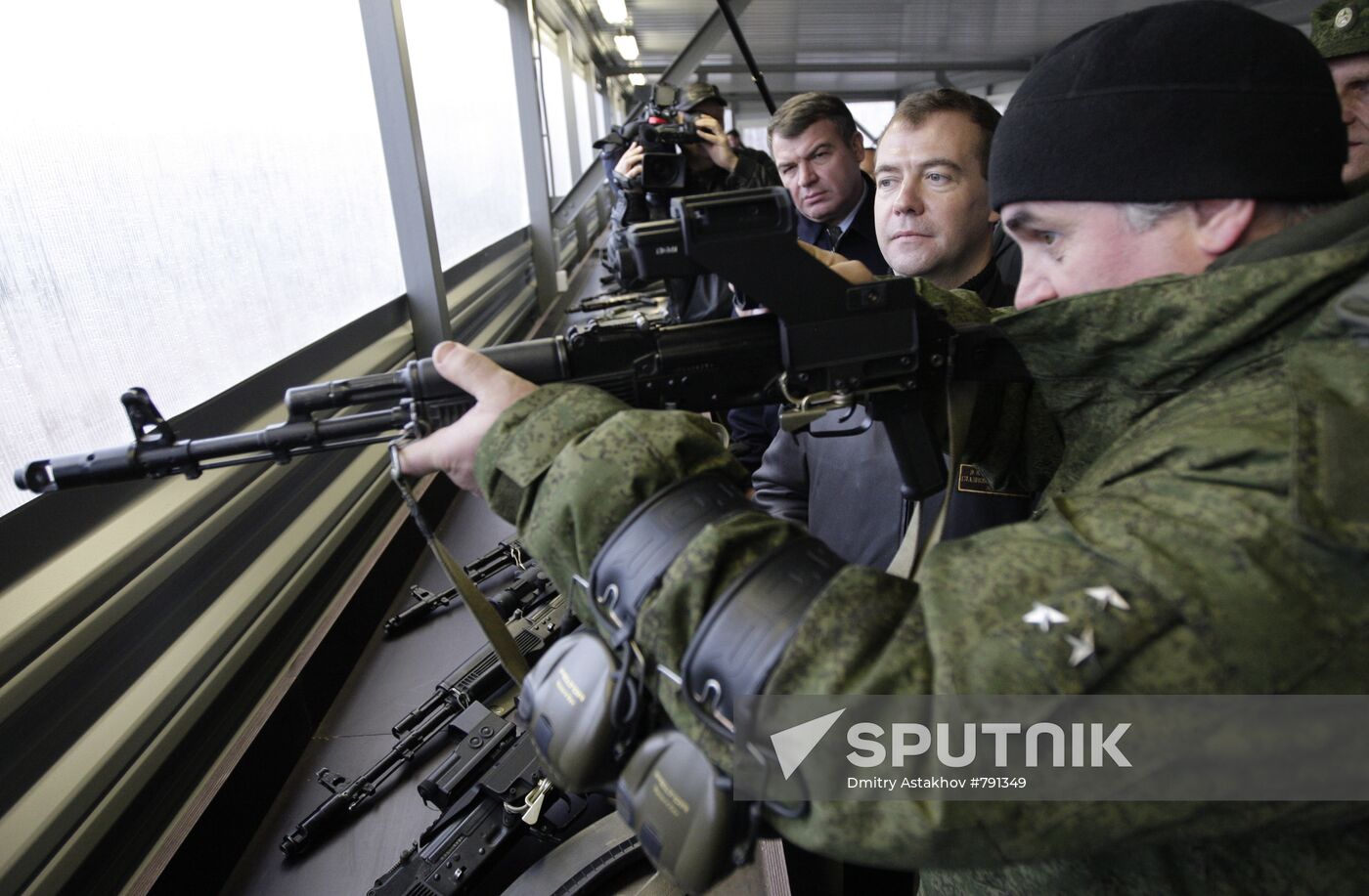 Dmitry Medvedev visits sniper training school