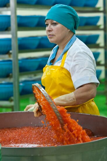 Dog salmon roe processing