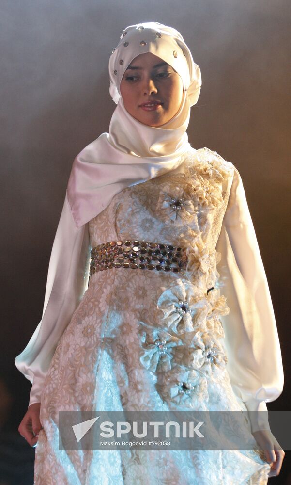 Islamic-clothes fashion contest of Muslim clothes