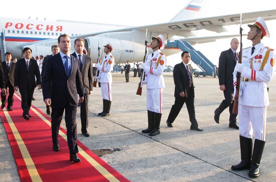 Dmitry Medvedev arrives in Hanoi for ASEAN summit