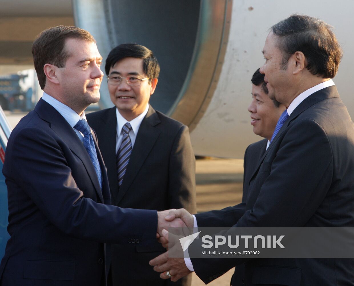 Dmitry Medvedev arrives in Hanoi for ASEAN summit