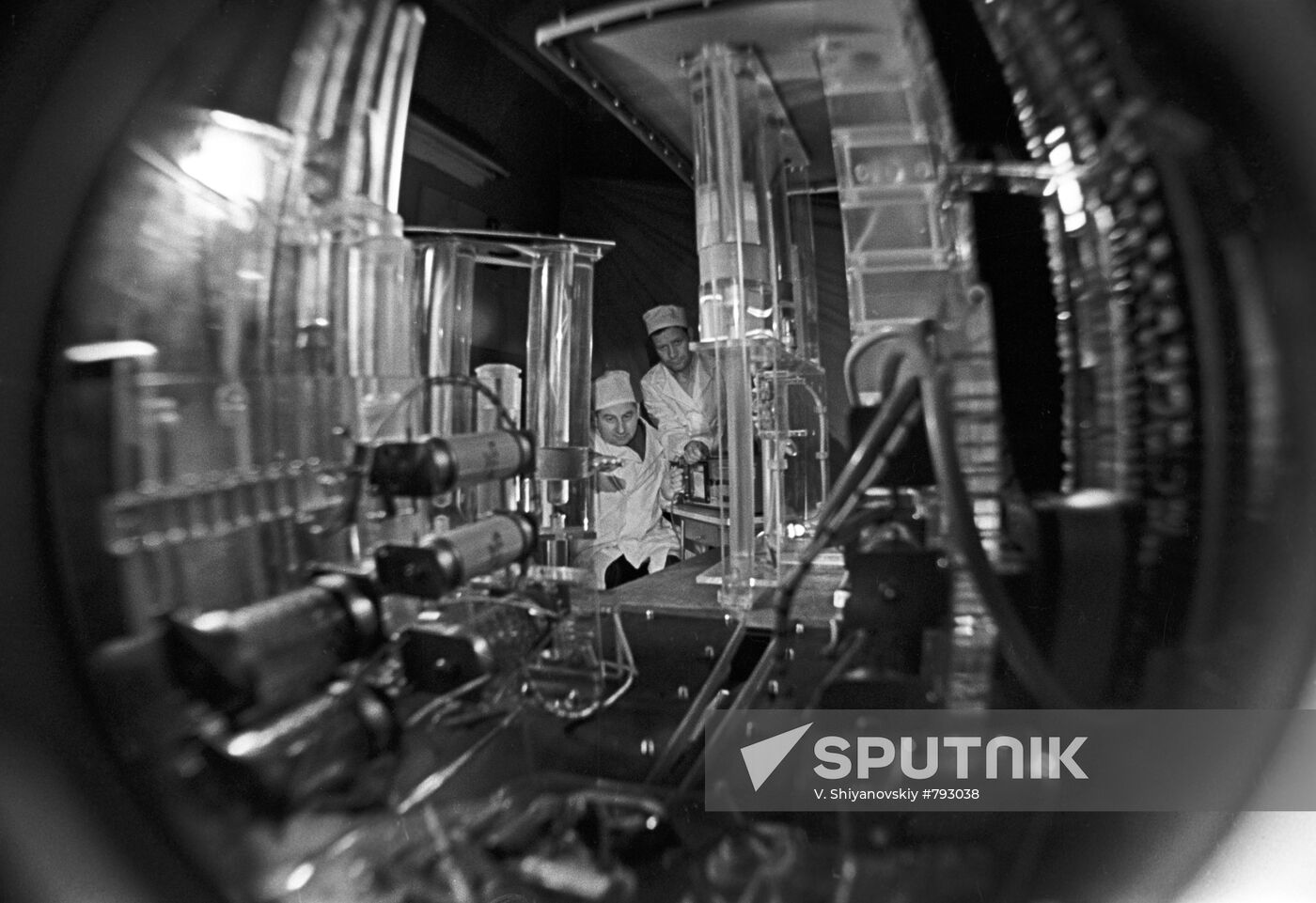 Assembly of electronic microscope