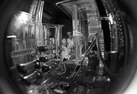 Assembly of electronic microscope