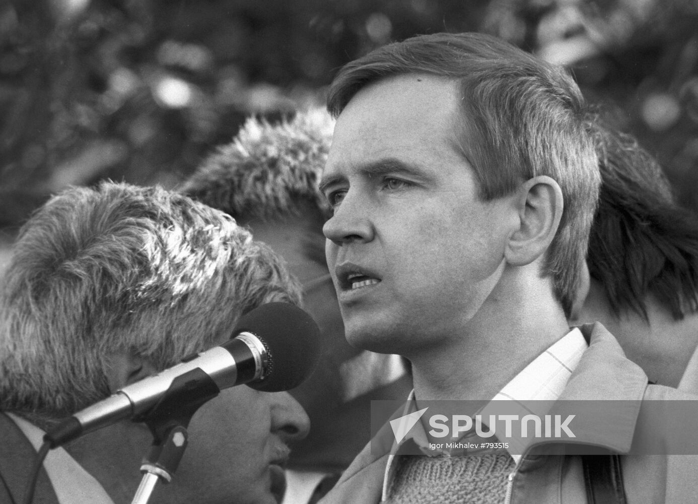 Sergei Stankevich speaking at rally in Luzhniki