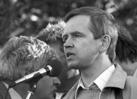Sergei Stankevich speaking at rally in Luzhniki