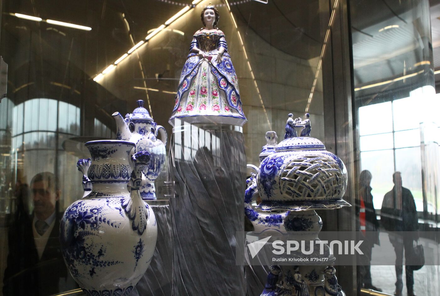 "Russian Porcelain" exhibition in Moscow subway