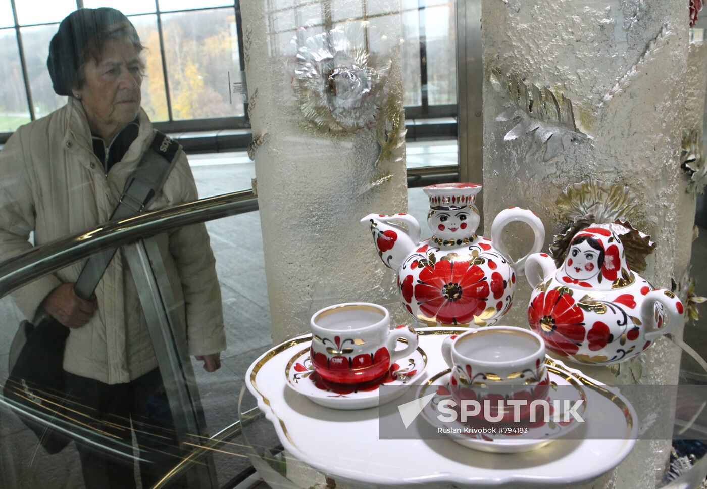 "Russian Porcelain" exhibition in Moscow subway