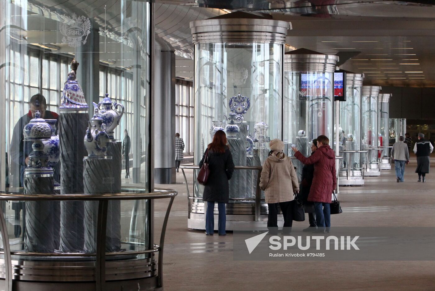 "Russian Porcelain" exhibition in Moscow subway