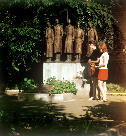 Monument to schoolchildren