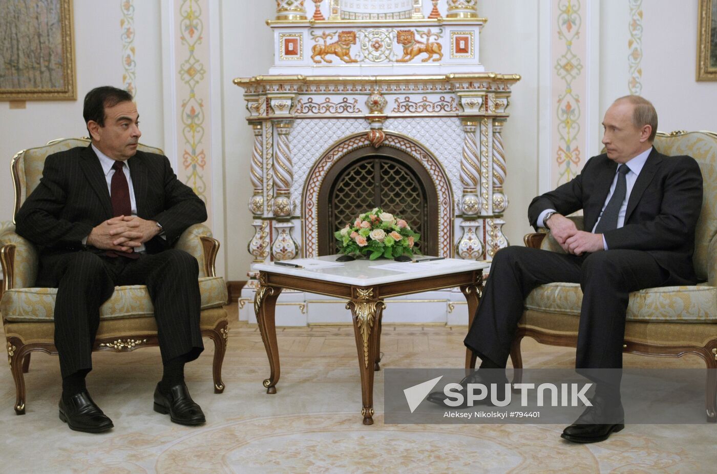 Vladimir Putin meets with Carlos Ghosn in Novo-Ogaryovo
