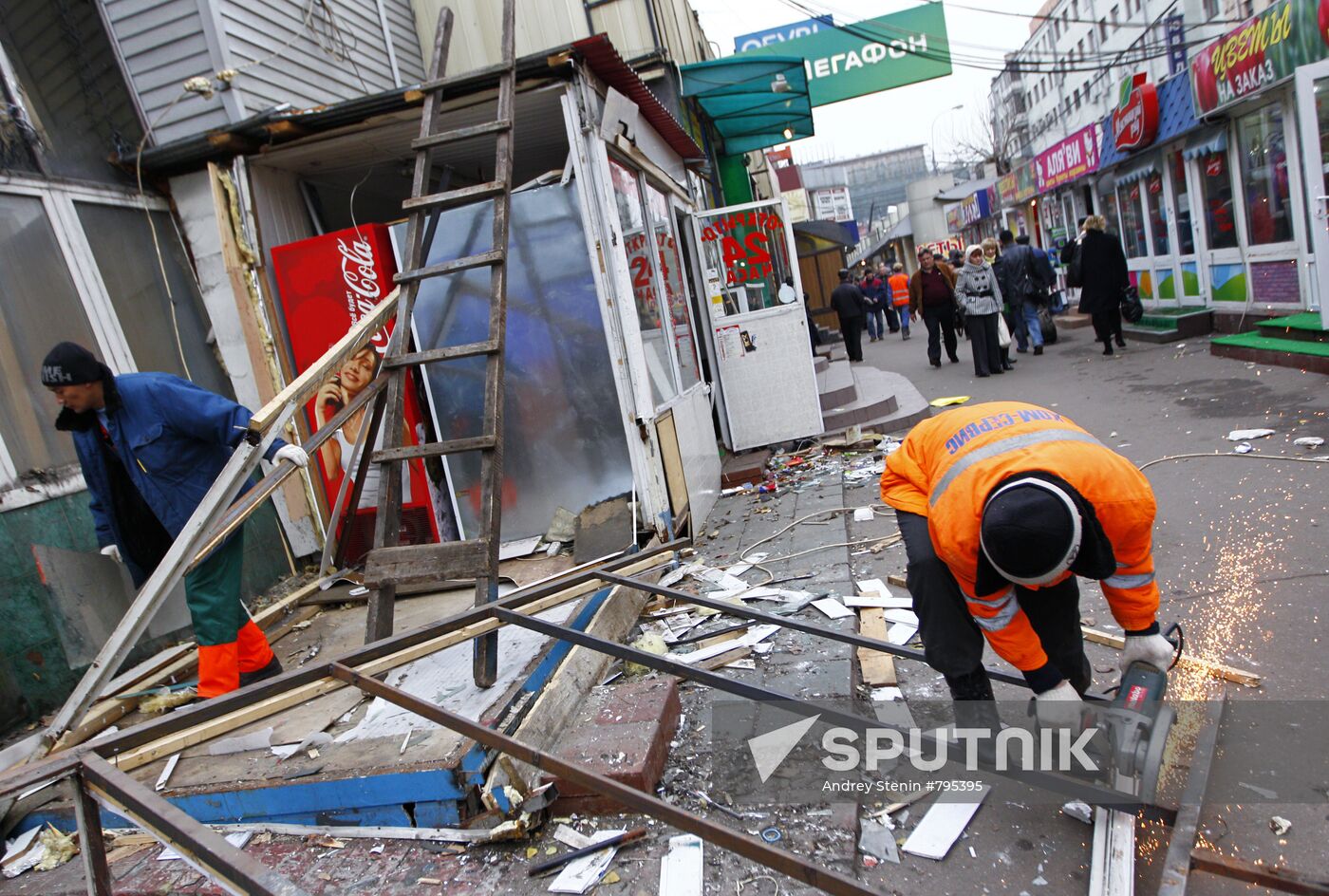 Com-Service's employees disassemble market stall