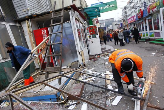 Com-Service's employees disassemble market stall