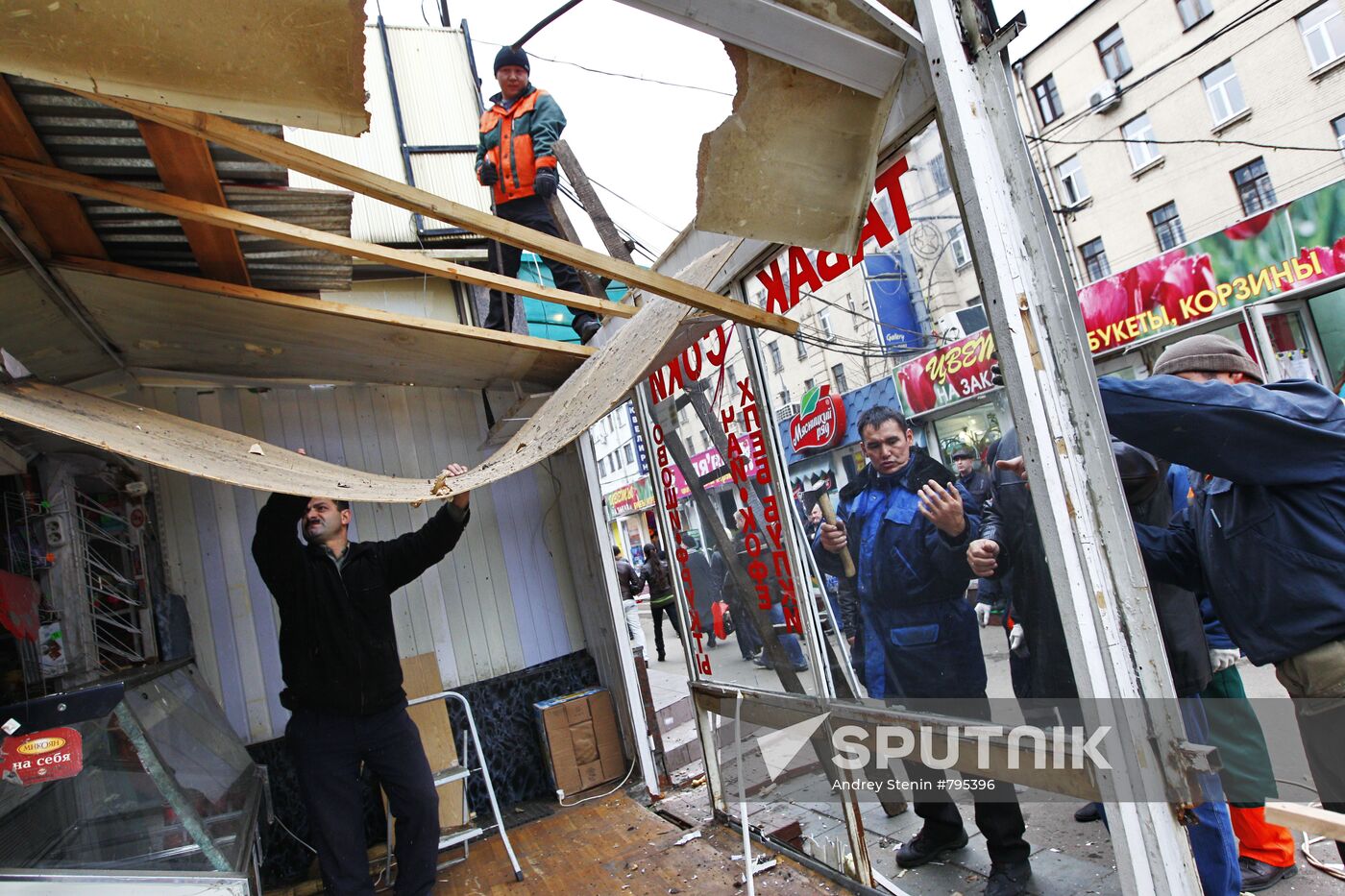Com-Service's employees disassemble market stall