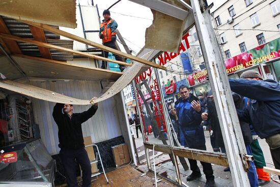 Com-Service's employees disassemble market stall