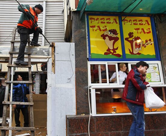 Com-Service's employees disassemble market stall