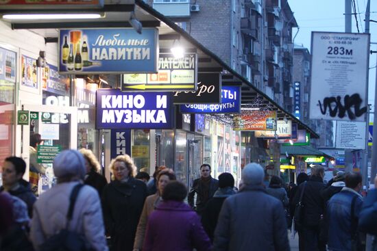 Market stalls and street advertising in Moscow