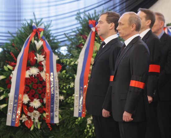 Dmitry Medvedev and Vladimir Putin attend funeral service