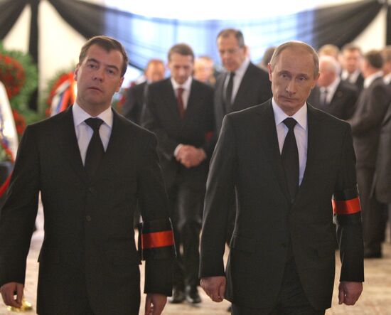 Dmitry Medvedev and Vladimir Putin attend funeral service