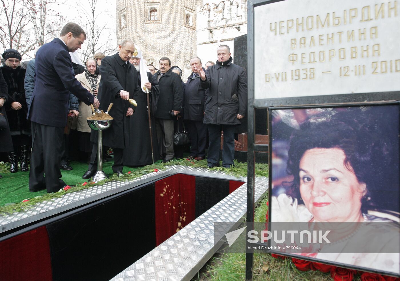 Dmitry Medvedev and Vladimir Putin attend funeral service