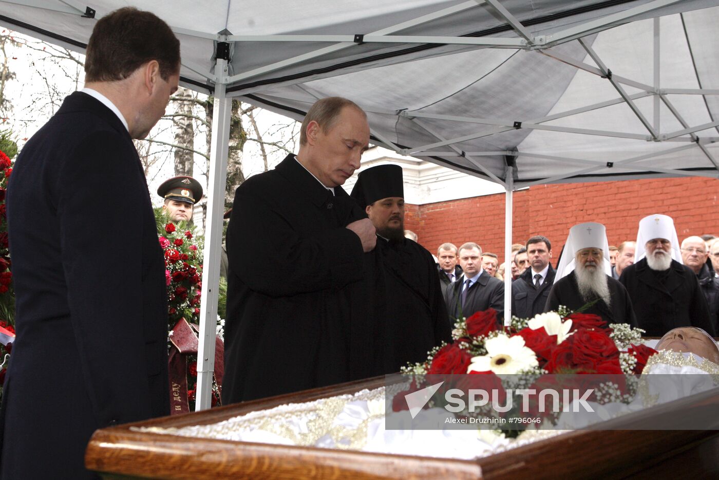 Dmitry Medvedev and Vladimir Putin attend funeral service