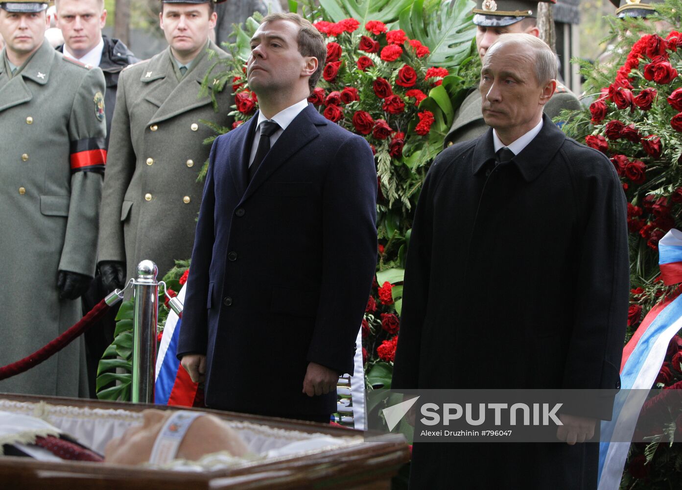 Dmitry Medvedev and Vladimir Putin attend funeral service