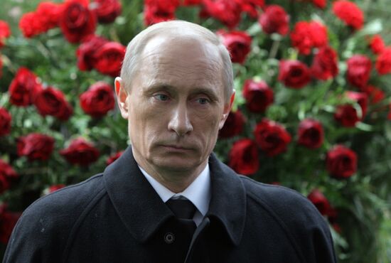 Vladimir Putin attends funeral service for Viktor Chernomyrdin