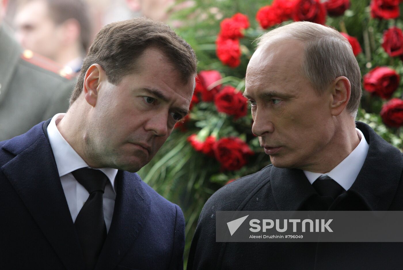 Dmitry Medvedev and Vladimir Putin attend funeral service