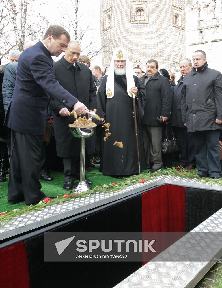 Dmitry Medvedev and Vladimir Putin attend funeral service