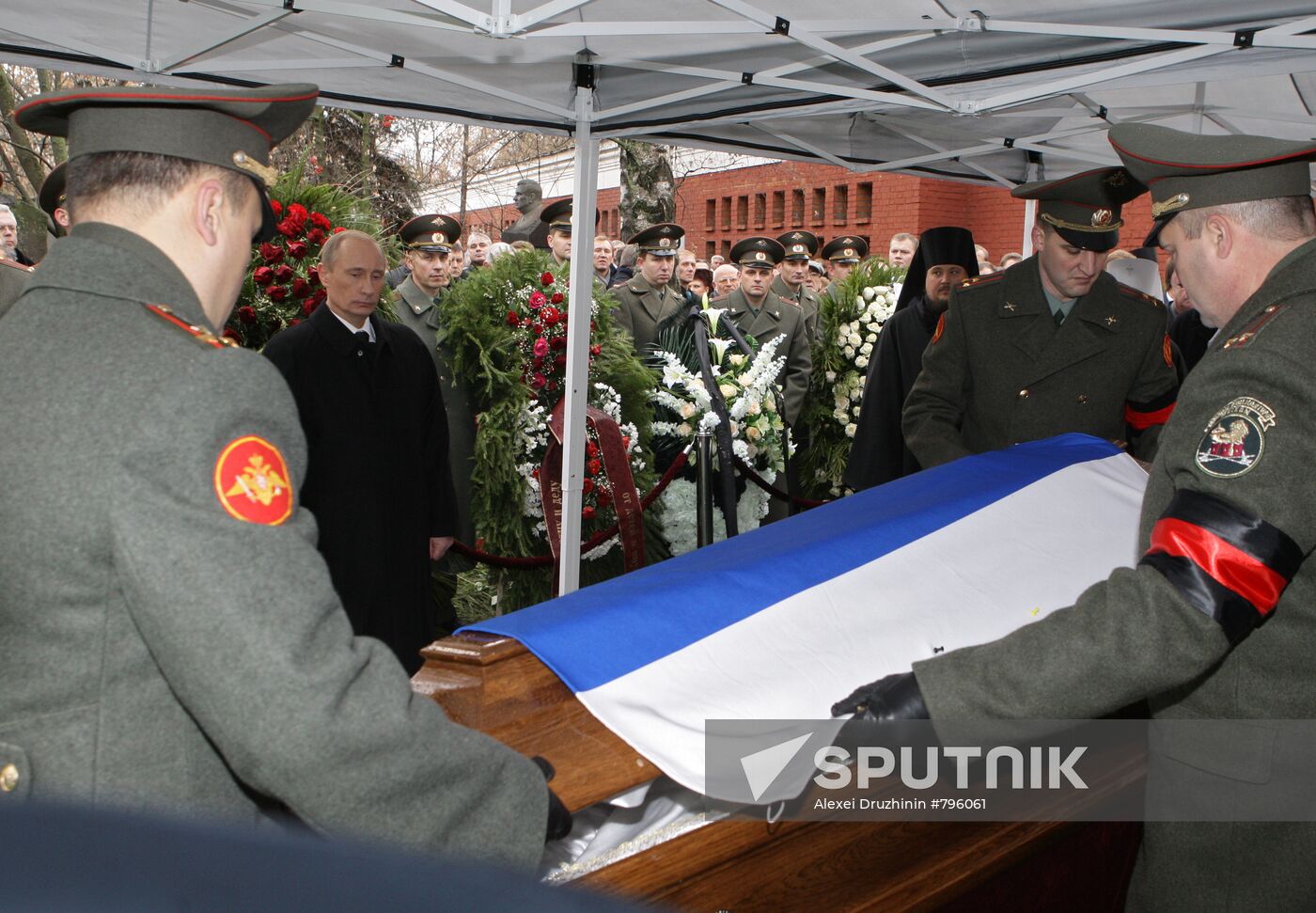 Vladimir Putin attends funeral service for Viktor Chernomyrdin