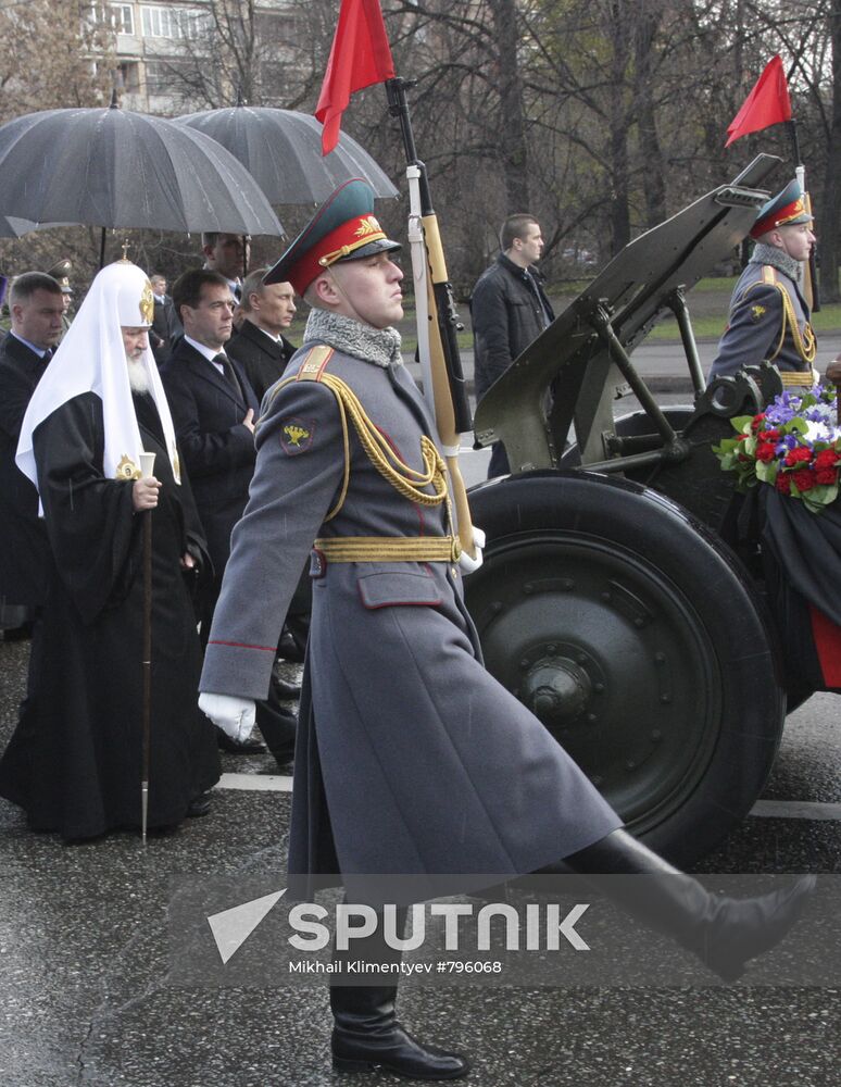 Dmitry Medvedev and Vladimir Putin attend funeral service