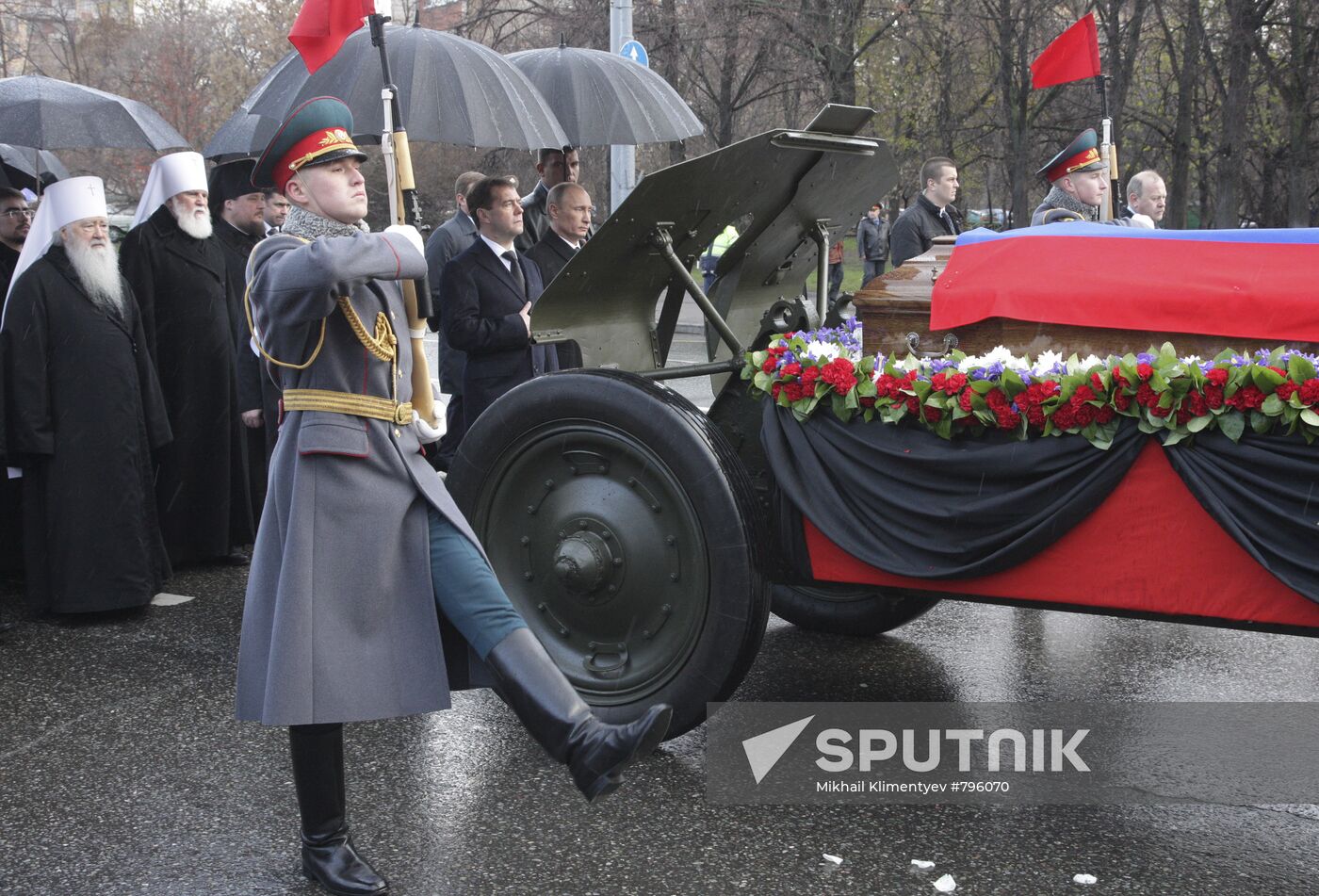 Dmitry Medvedev and Vladimir Putin attend funeral service