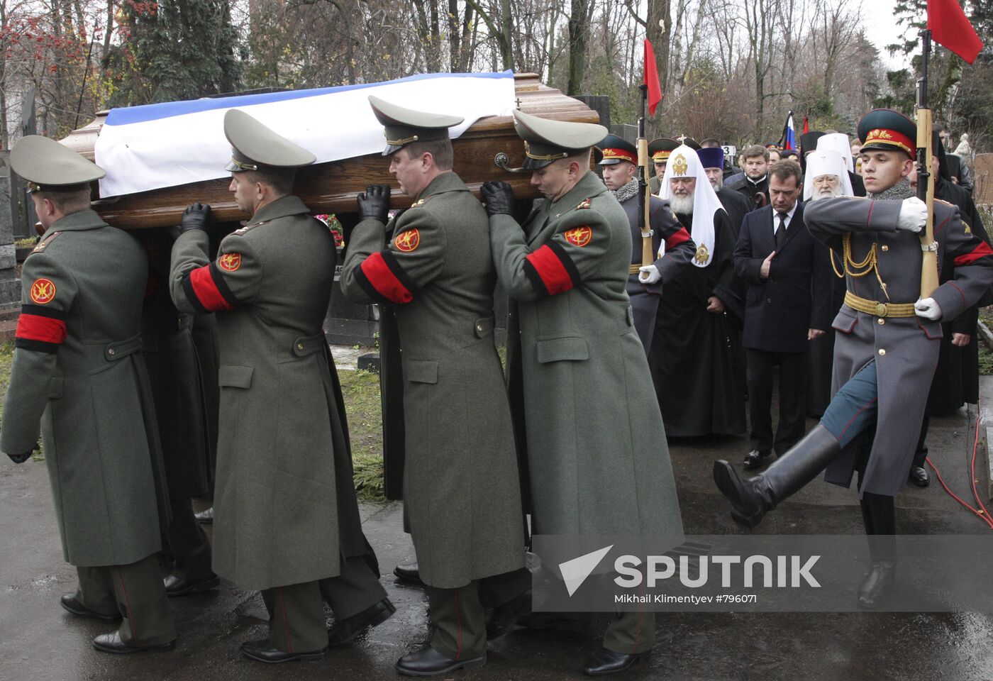 Dmitry Medvedev and Vladimir Putin attend funeral service