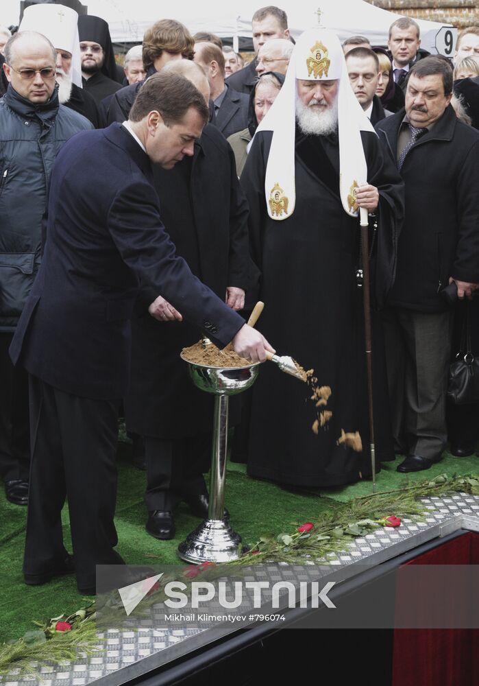 Dmitry Medvedev and Vladimir Putin attend funeral service