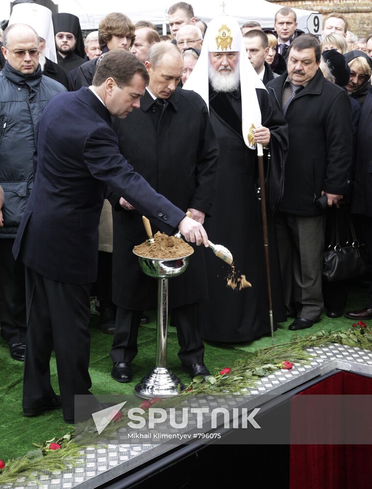 Dmitry Medvedev and Vladimir Putin attend funeral service