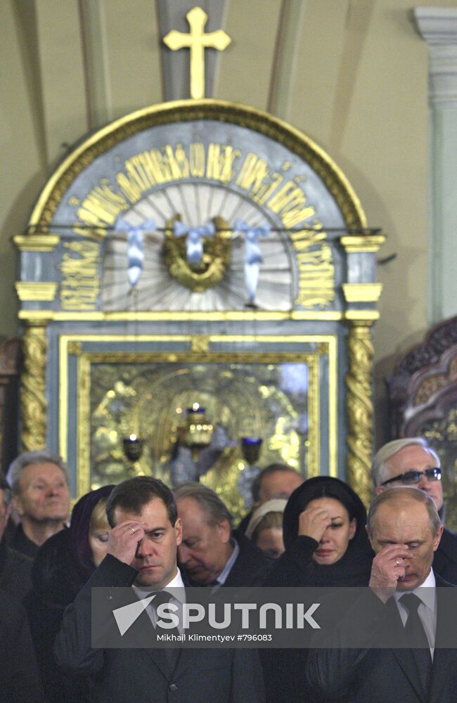 Dmitry Medvedev and Vladimir Putin attend funeral service