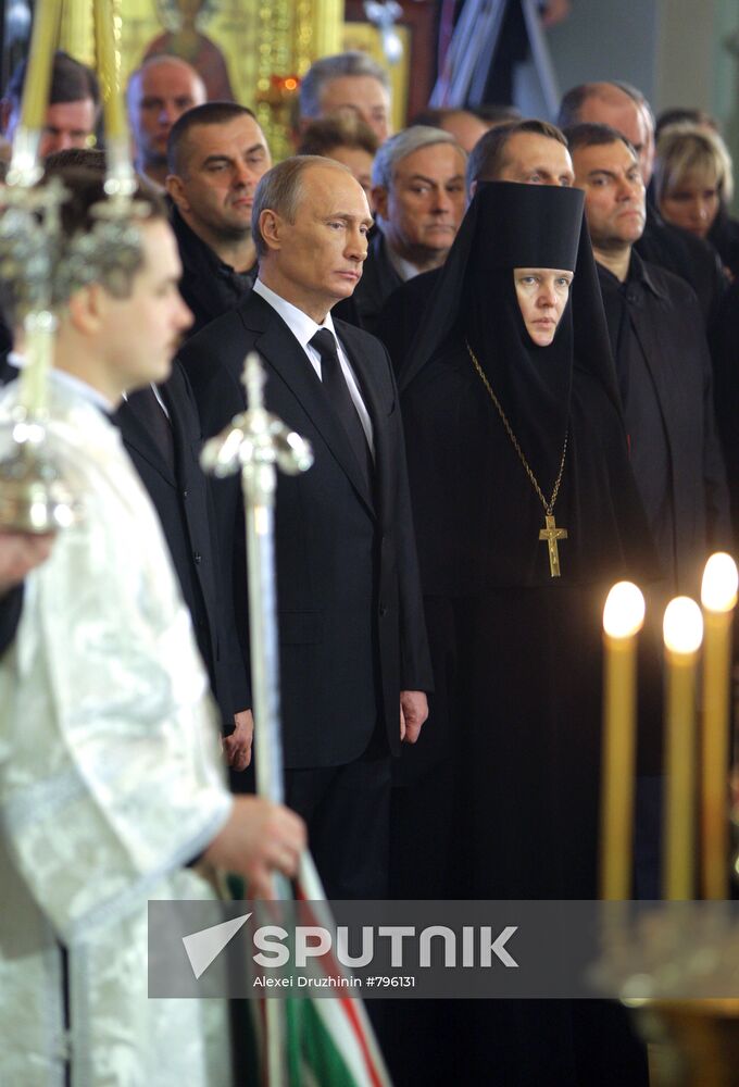 Dmitry Medvedev and Vladimir Putin attend funeral service