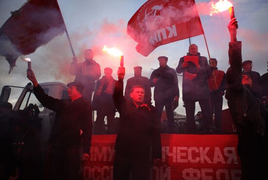 Communists rally near Aurora cruiser in St Petersburg